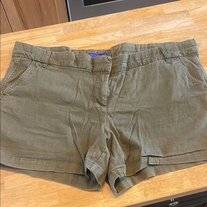 Simply Styled Green Cargo Shorts with Classic Design